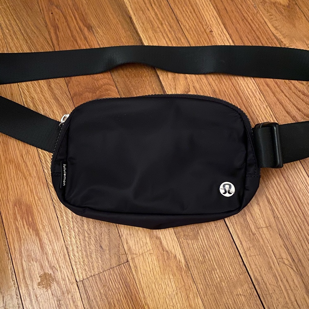 NWOT lululemon belt bag black